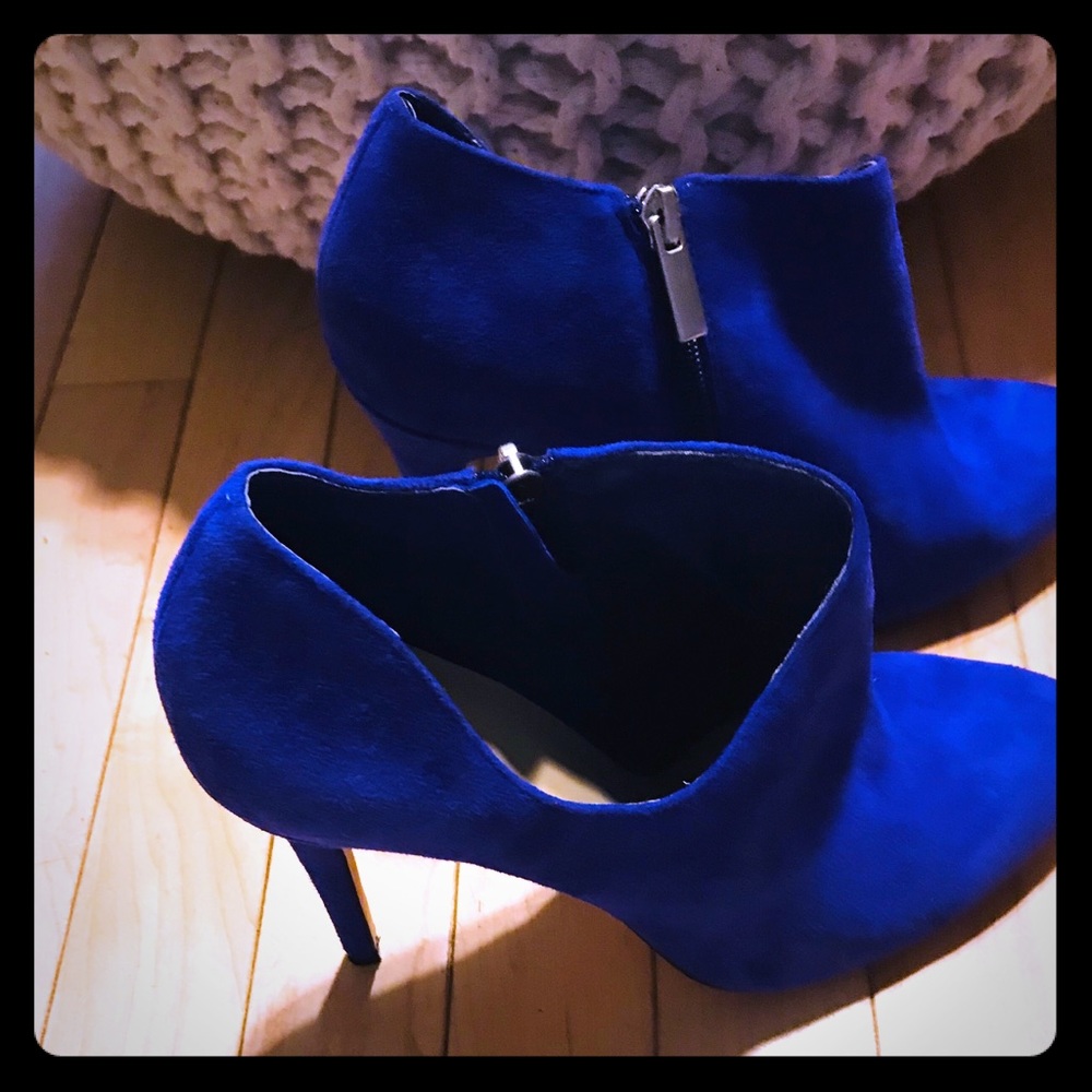 Saks Fifth Avenue royal blue suede booties